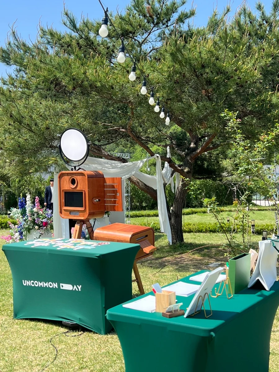 언커먼데이 포토부스 설치와 촬영·인화·방명록 운영 현장