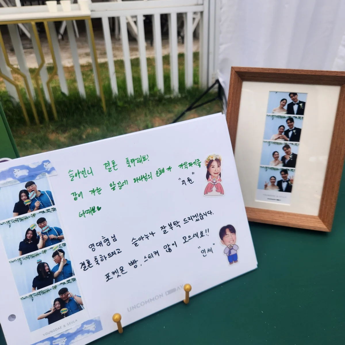 포토스티커와 인화 사진으로 꾸민 현장 테이블과 방명록